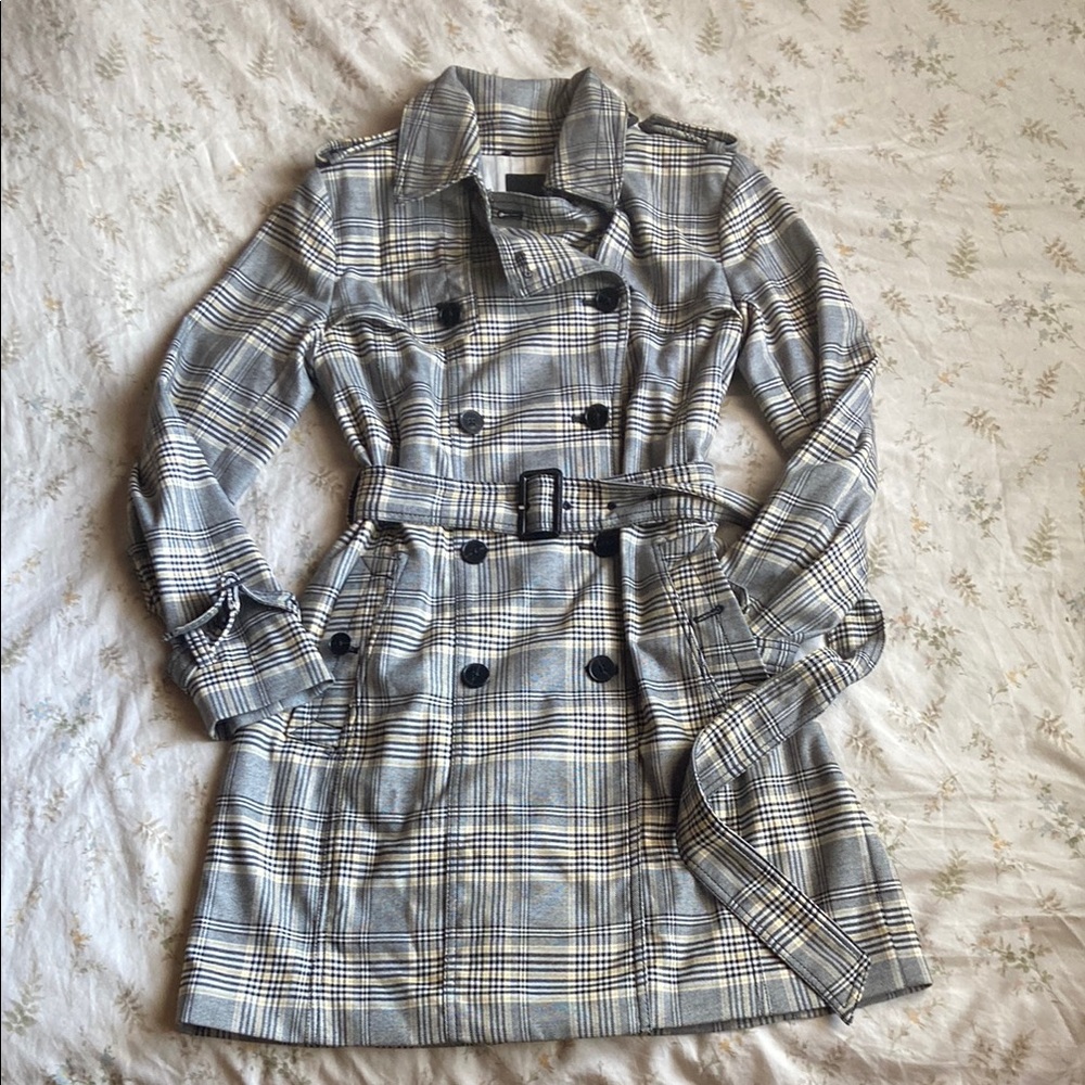 Plaid trench coat from banana republic in excellent condition never worn size XS